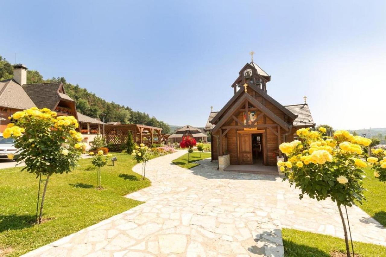 Etno Naselje Vrdnicka Kula Hotel Vrdnik Bagian luar foto