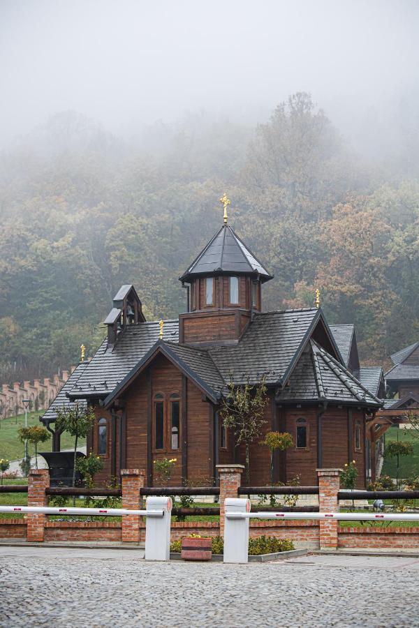 Etno Naselje Vrdnicka Kula Hotel Vrdnik Bagian luar foto