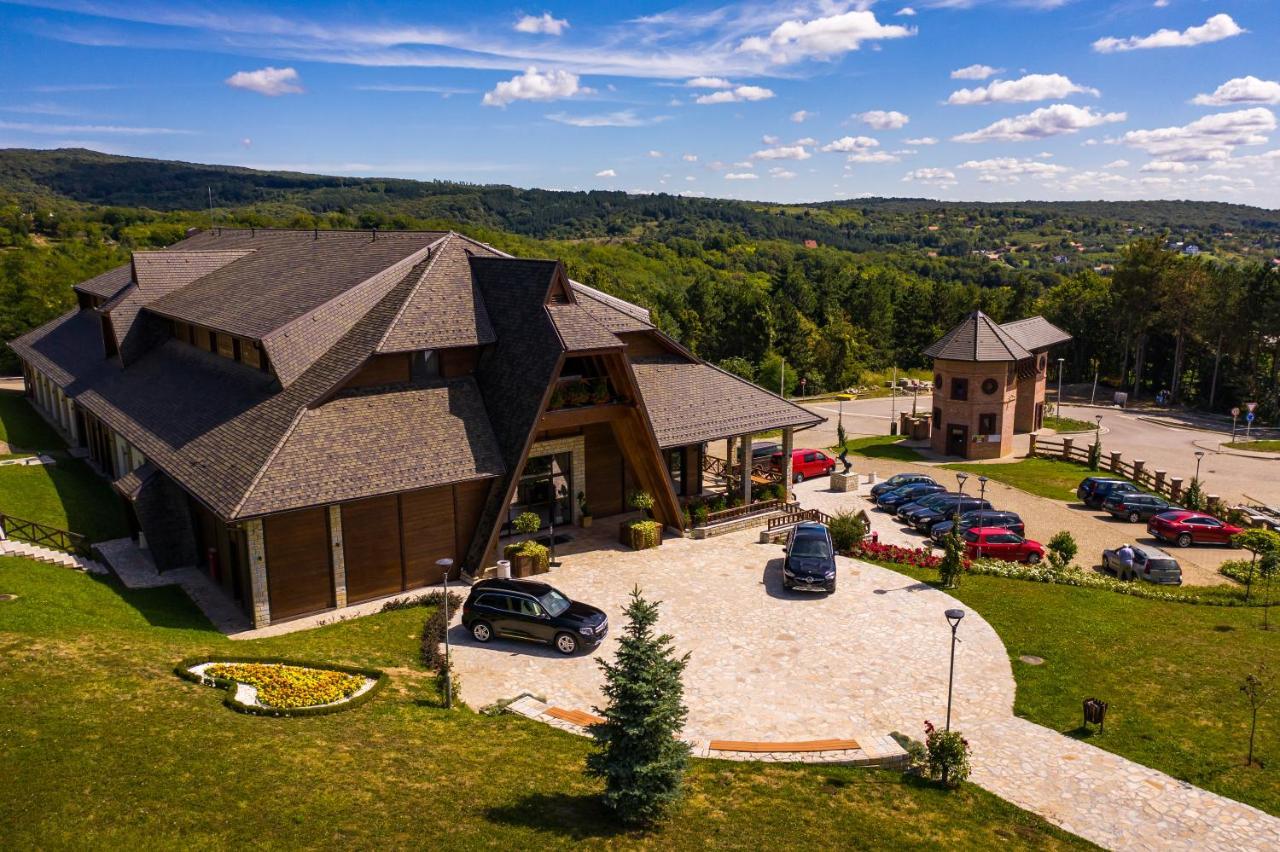 Etno Naselje Vrdnicka Kula Hotel Vrdnik Bagian luar foto