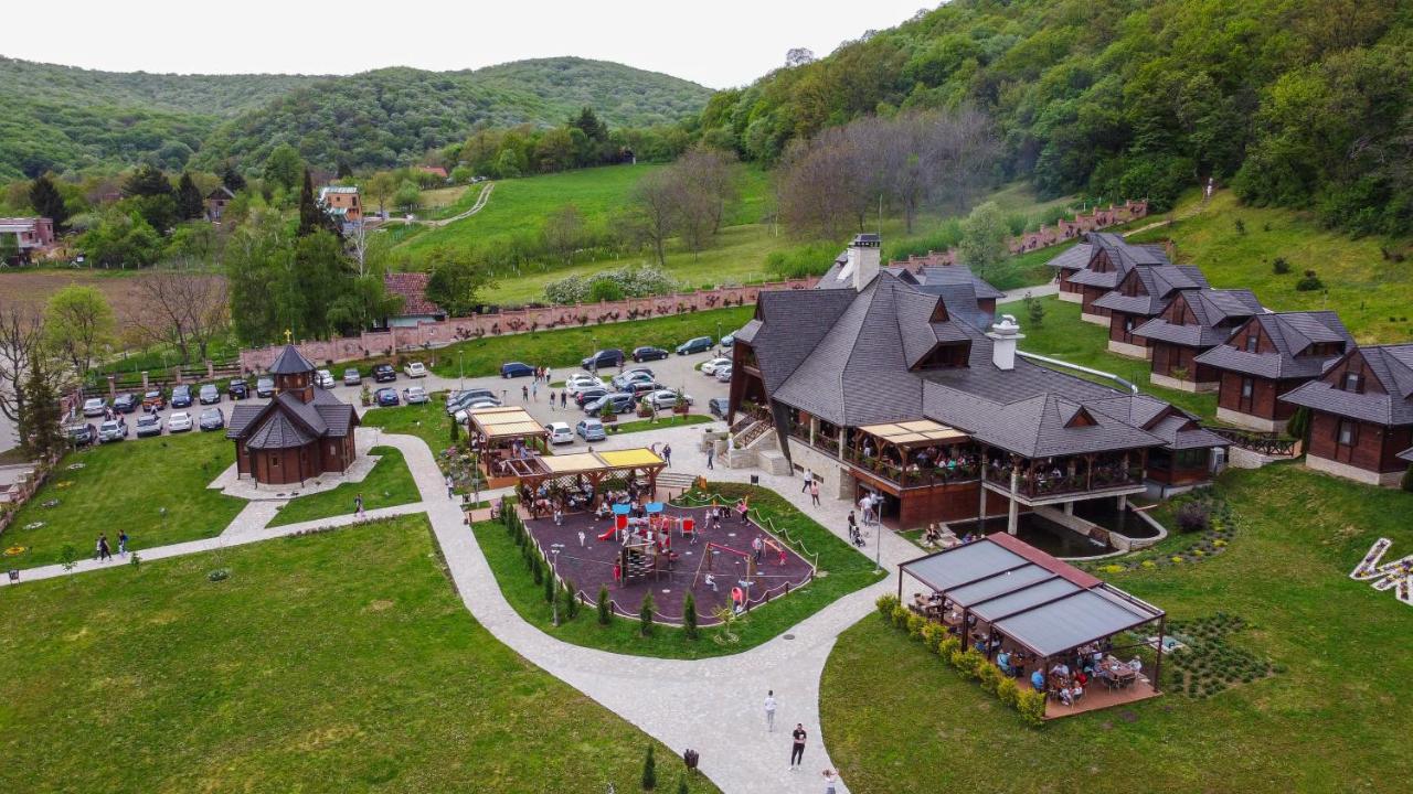 Etno Naselje Vrdnicka Kula Hotel Vrdnik Bagian luar foto