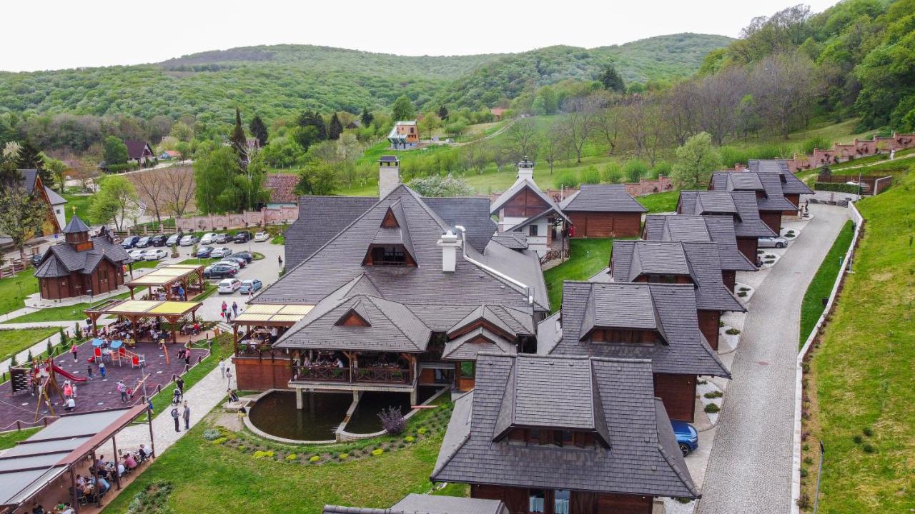 Etno Naselje Vrdnicka Kula Hotel Vrdnik Bagian luar foto