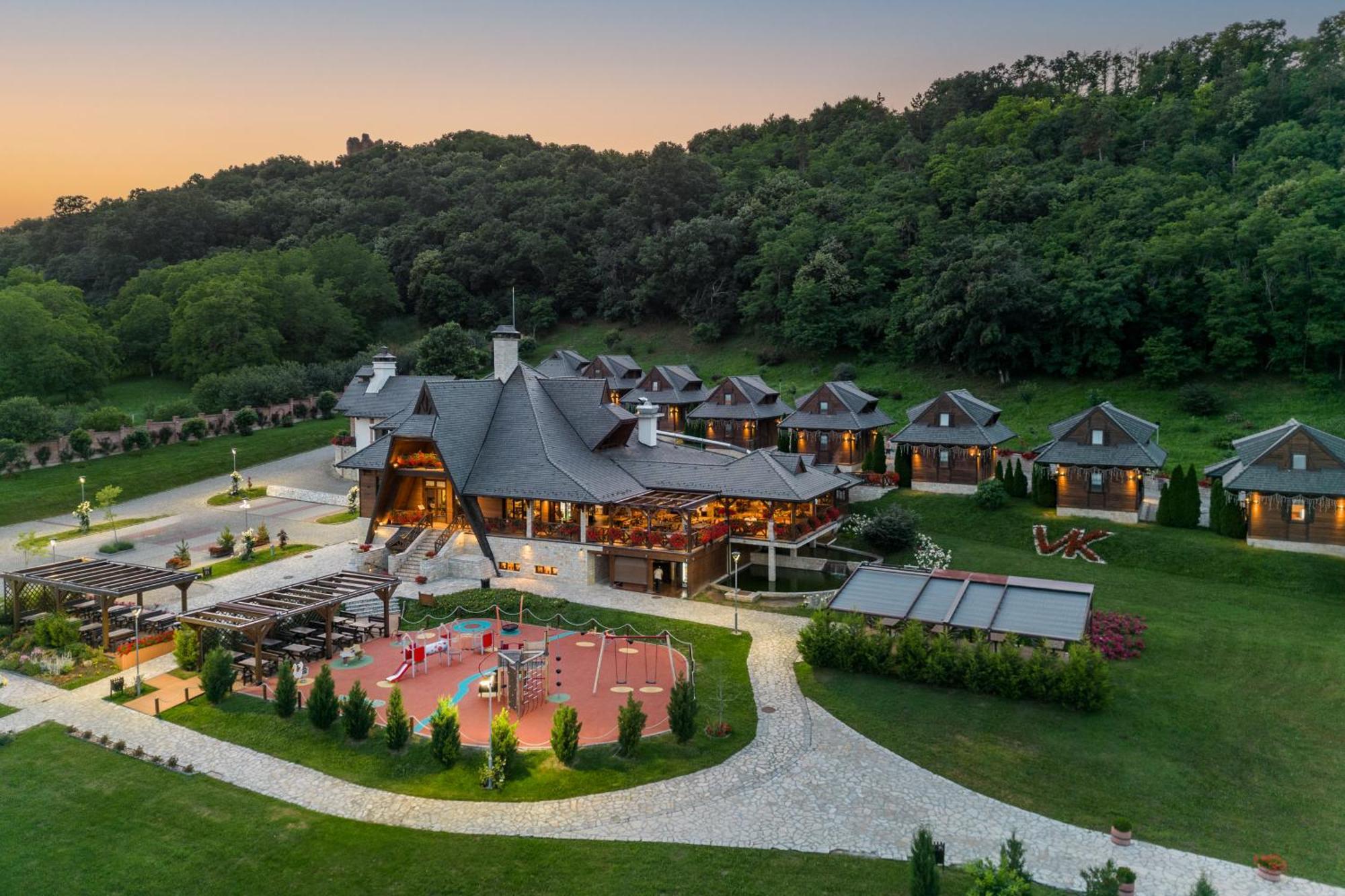 Etno Naselje Vrdnicka Kula Hotel Vrdnik Bagian luar foto