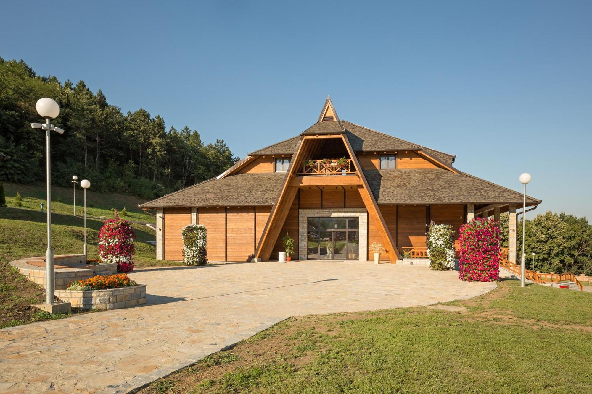 Etno Naselje Vrdnicka Kula Hotel Vrdnik Bagian luar foto