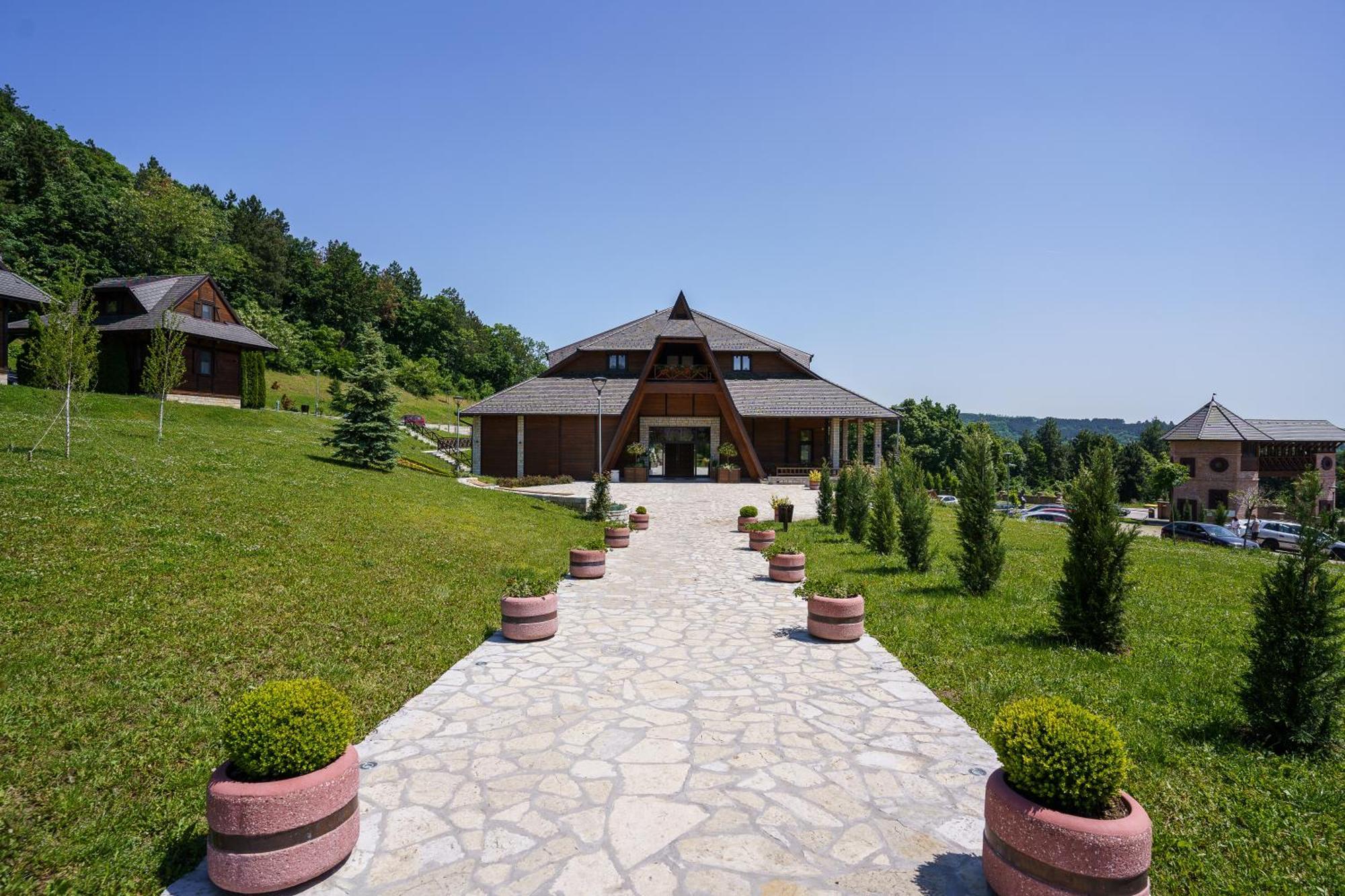 Etno Naselje Vrdnicka Kula Hotel Vrdnik Bagian luar foto